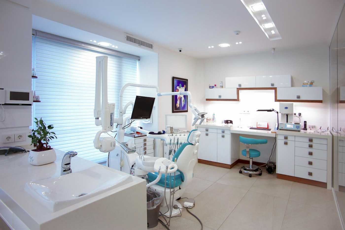 Consultório odontológico com cadeira e equipamentos